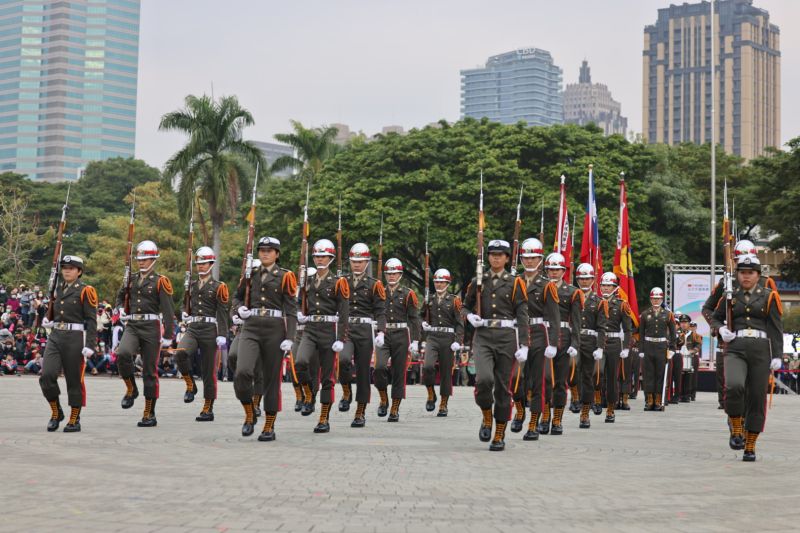 ▲海軍陸戰隊樂儀隊在激昂的軍樂聲中,進行戰技操演。(圖/高雄市政府提供)
