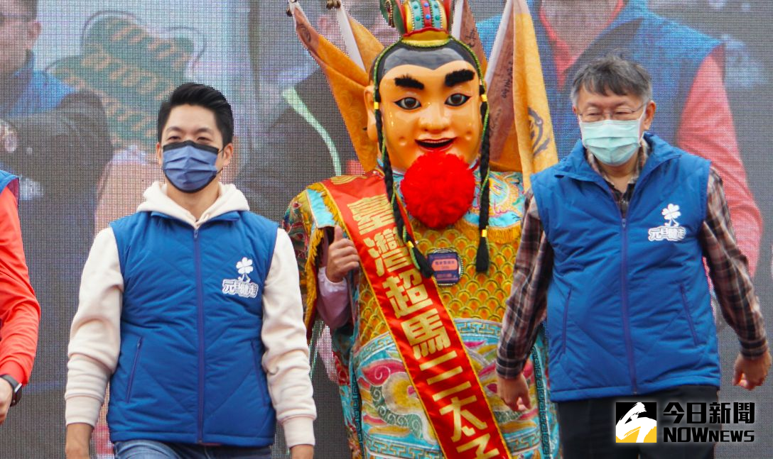 ▲前台北市長柯文哲（右）與台北市長蔣萬安（左）一同出席2023元旦健走活動。（圖／記者呂炯昌攝，2023.1.1）