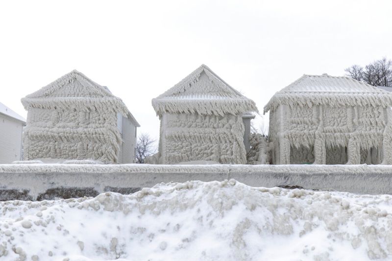▲加拿大安大略郡一處小鎮，湖岸邊許多房屋遭到「冰封」，宛如《冰雪奇緣》般的奇景吸引民眾前往拍照。（圖／美聯社／達志影像）