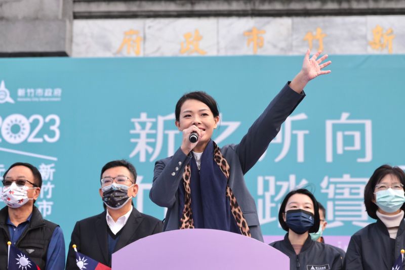 ▲新竹市長高虹安一早率市府一級主管，在新竹市政府前廣場參加元旦升旗典禮。（圖／新竹市政府提供）