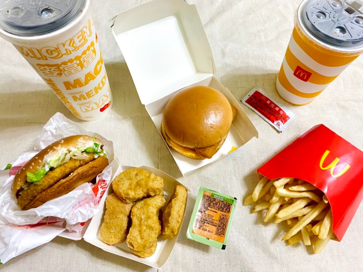 ▲網傳「麥香魚和糖醋醬一樣大」，記者並親自到門市購買相同餐點，拍攝各種角度並進行實測，發現其實相距甚遠。（圖／記者蕭涵云攝）