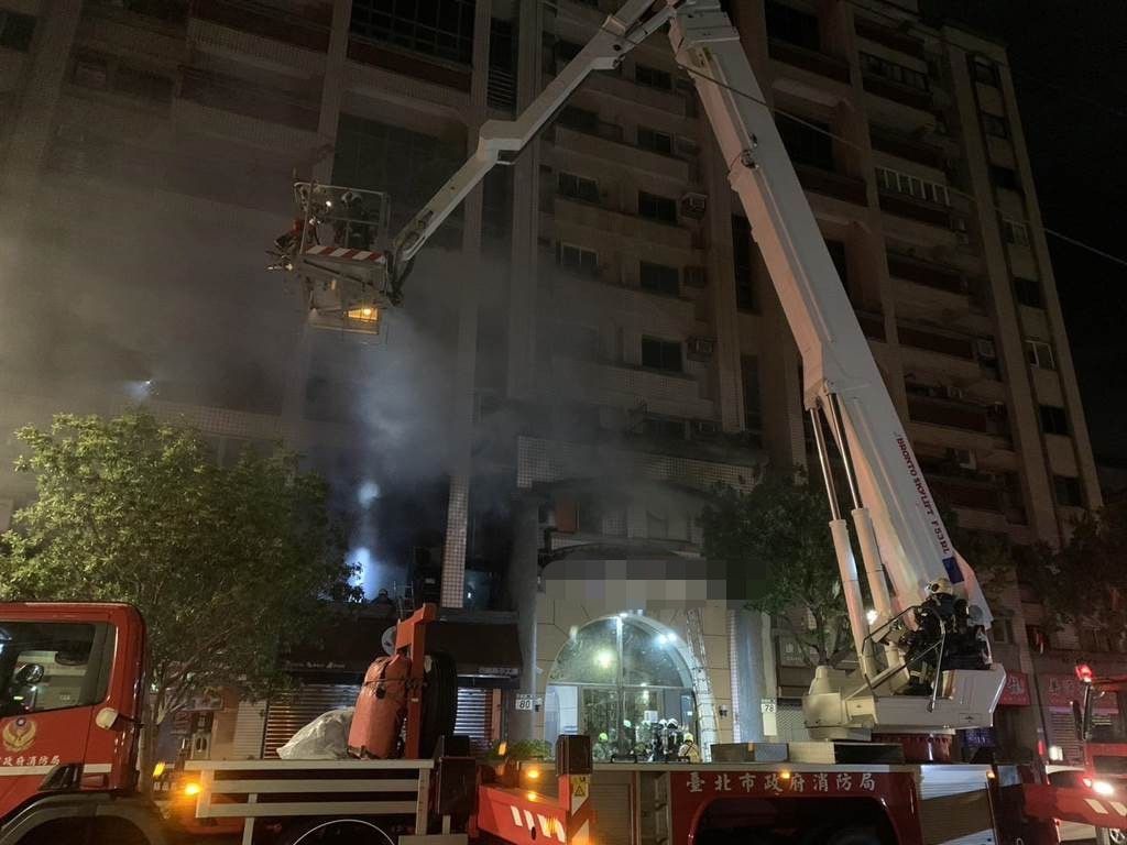 ▲天母社區一棟大樓2日清晨傳出火警。（圖／翻攝畫面）