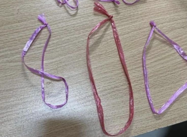 ▲網友發現網購平台上有人販售綁過肉羹的塑膠繩，一條竟然要價300元，且還有4人購買。（圖/爆料公社）