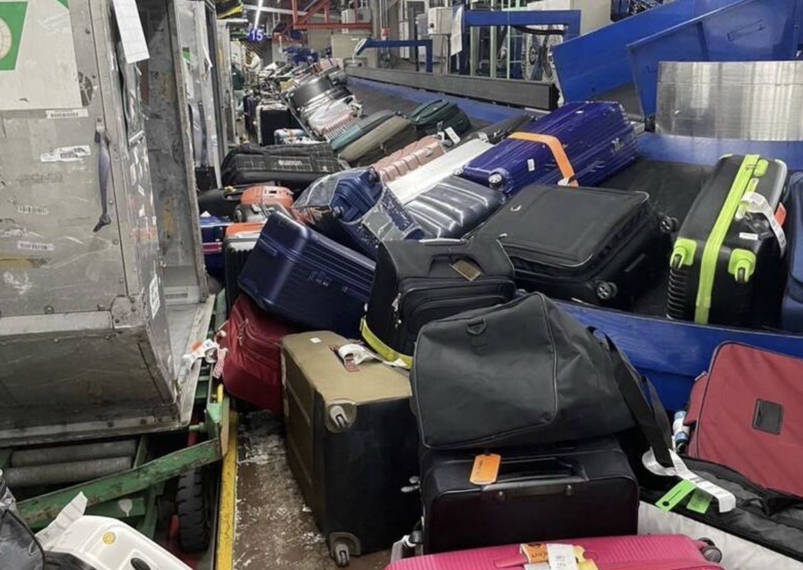 ▲長榮航勤1日爆員工集體依法請假，結果大批行李無人處理。（圖/長榮航空企業工會提供）