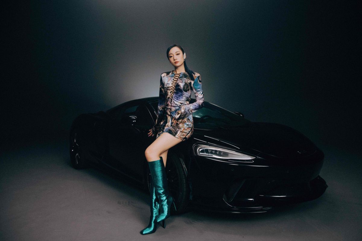 ▲吳卓源胸前的X線條，遮不住美好風景。（圖／華風數位提供）