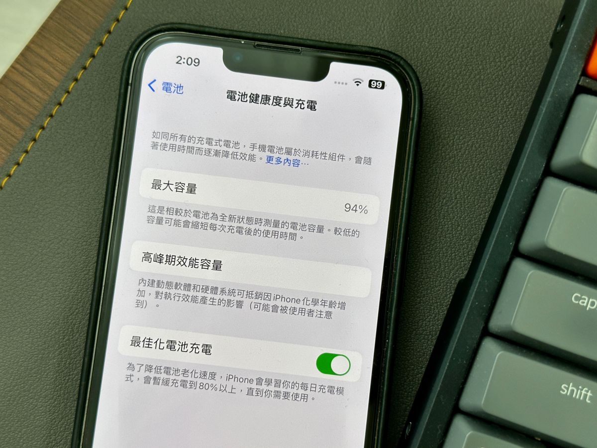 ▲辨識 iPhone 電池健康度除了看趴數，更具指標的是「循環次數」，iOS 17.4 預計會在iPhone 15系列將「循環次數」整合到「電池」設定內，方便用戶查看、設定電池相關功能。(圖／記者周淑萍攝)