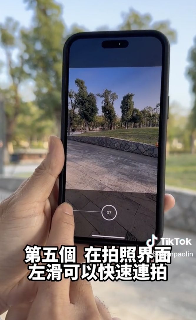 ▲照相機點著拍照鍵往左右移動有不同功能，左滑為「連拍」，右滑則是「切換錄影」且還能一邊拍照。（圖/Tik Tok@堡麟）