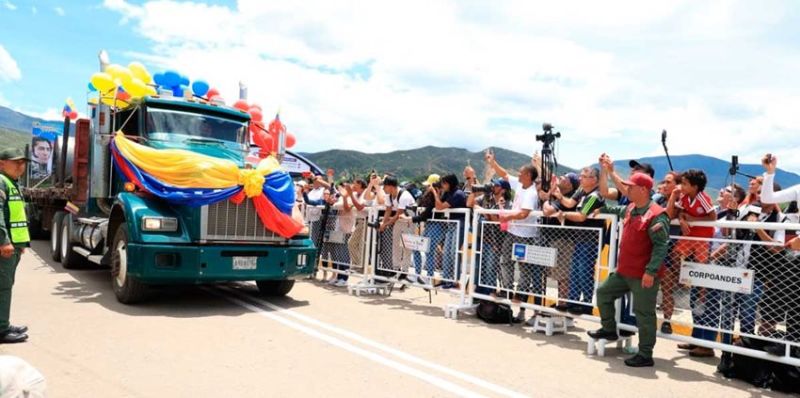 ▲委內瑞拉和哥倫比亞今天重啟兩國邊界上最後一段封鎖的邊關。掛著兩國牌照的車輛穿過阿塔納西奧-吉拉爾杜特大橋時，駕駛人按喇叭、乘客揮舞旗幟歡欣通過。（圖／翻攝自Opinión Caribe）