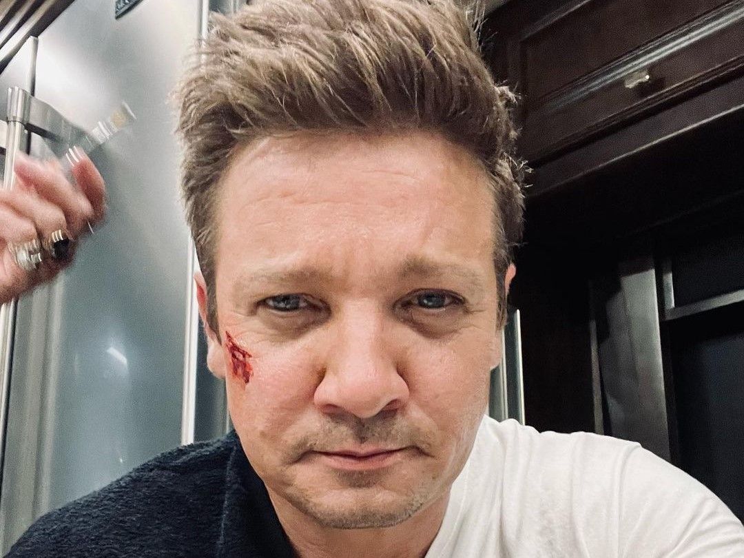 ▲傑瑞米雷納（Jeremy Renner），因位於北美的住處遭遇暴風雪，稍早有消息傳出，他在剷雪時受到嚴重傷勢。（示意圖／翻攝傑瑞米雷納IG）