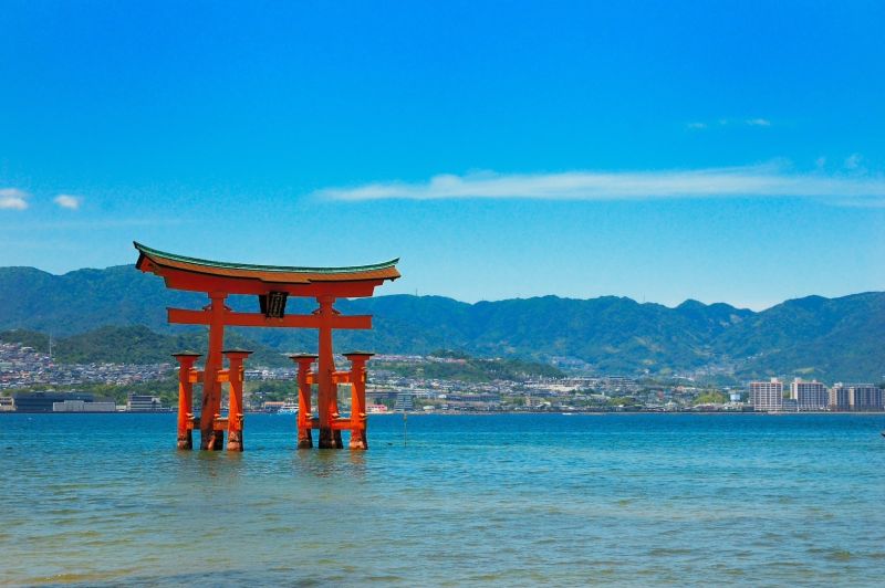 ▲「嚴島神社」其矗立在海上的大朱紅色鳥居，正是宮島的象徵與地標。（圖／五福旅遊提供）