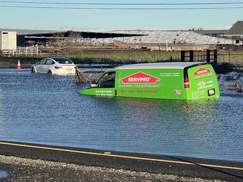 ▲美國加州農業區1日河流潰堤，淹沒99號州道沿線數十輛汽車。（圖取自CaltransDist3推特）