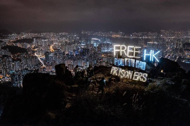 ▲香港民眾於2023年1月1日凌晨在獅子山高舉自製燈牌聲援遭捕的香港政治犯。（圖擷取自@imaloser8964推特）