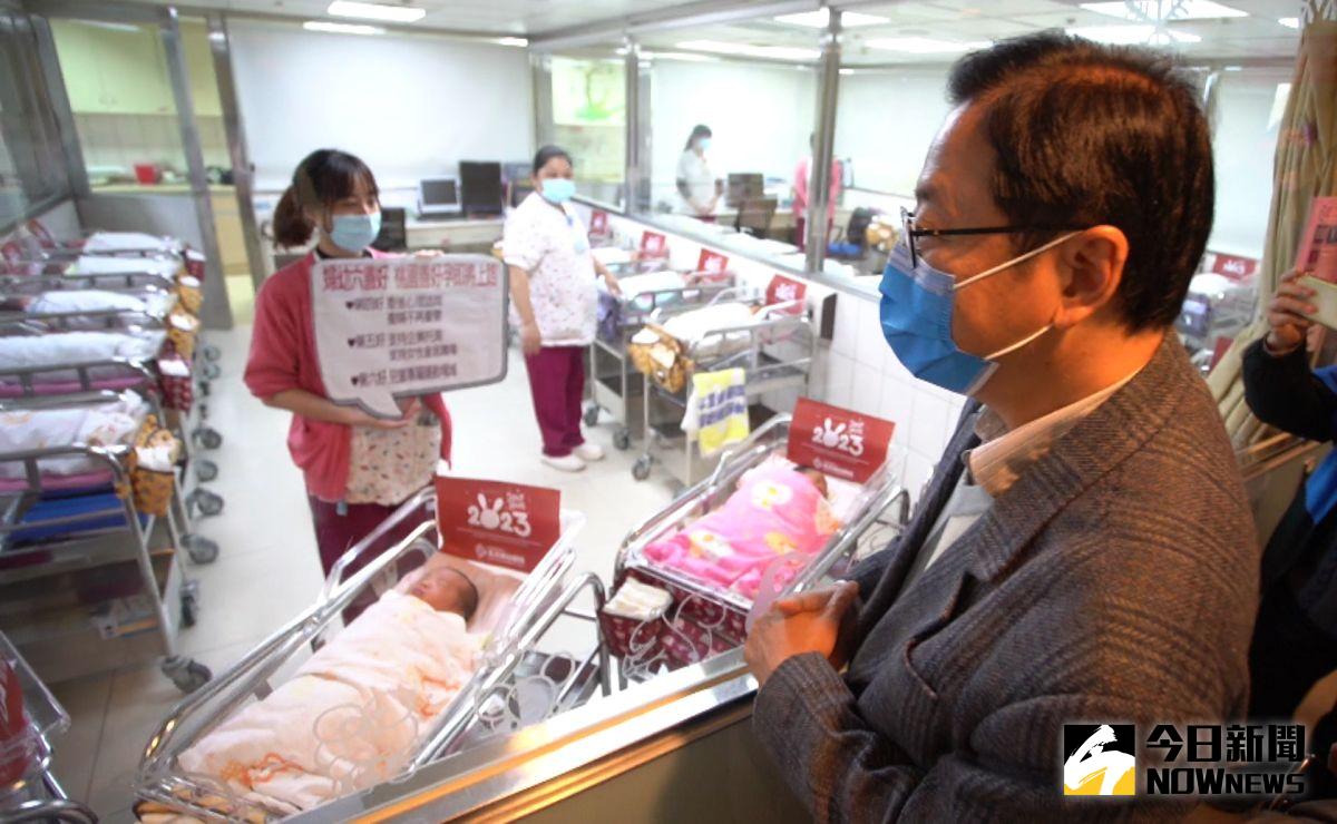 ▲張善政今天到中壢宏其婦幼醫院探視昨日出生的元旦寶寶。（圖／記者李春台攝，2023.01.02）