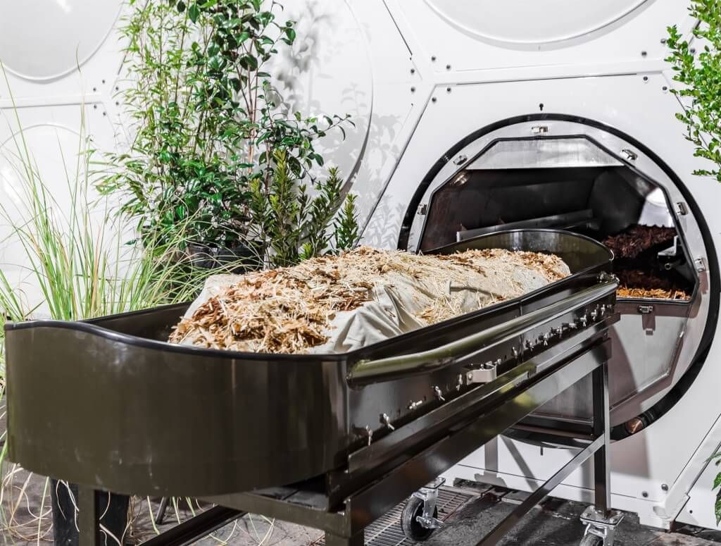 ▲美國紐約州成為全美第6個允許俗稱「人類遺體堆肥」這種環保殯葬方式的州。圖為人類遺體堆肥模擬畫面。（圖取自facebook.com/recomposelife）