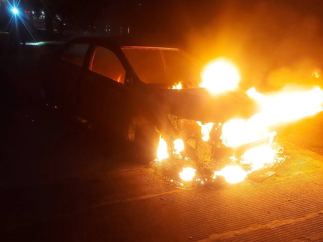 ▲槍手疑將犯案車輛停放於桃園柑園街，焚毀後離去。（圖／翻攝畫面）