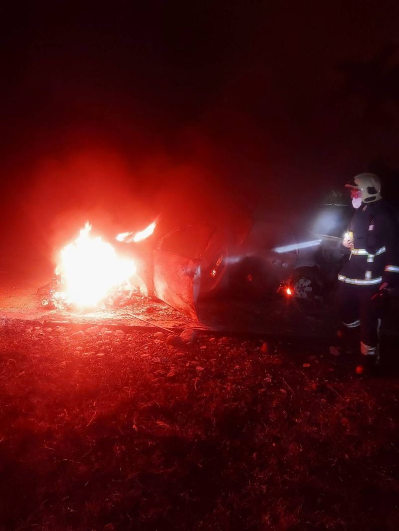 ▲槍手疑駕車經鶯歌逃往樹林方向，並在柑園街2段418巷放火燒毀車輛，再由同夥接應離開。（圖／翻攝畫面）