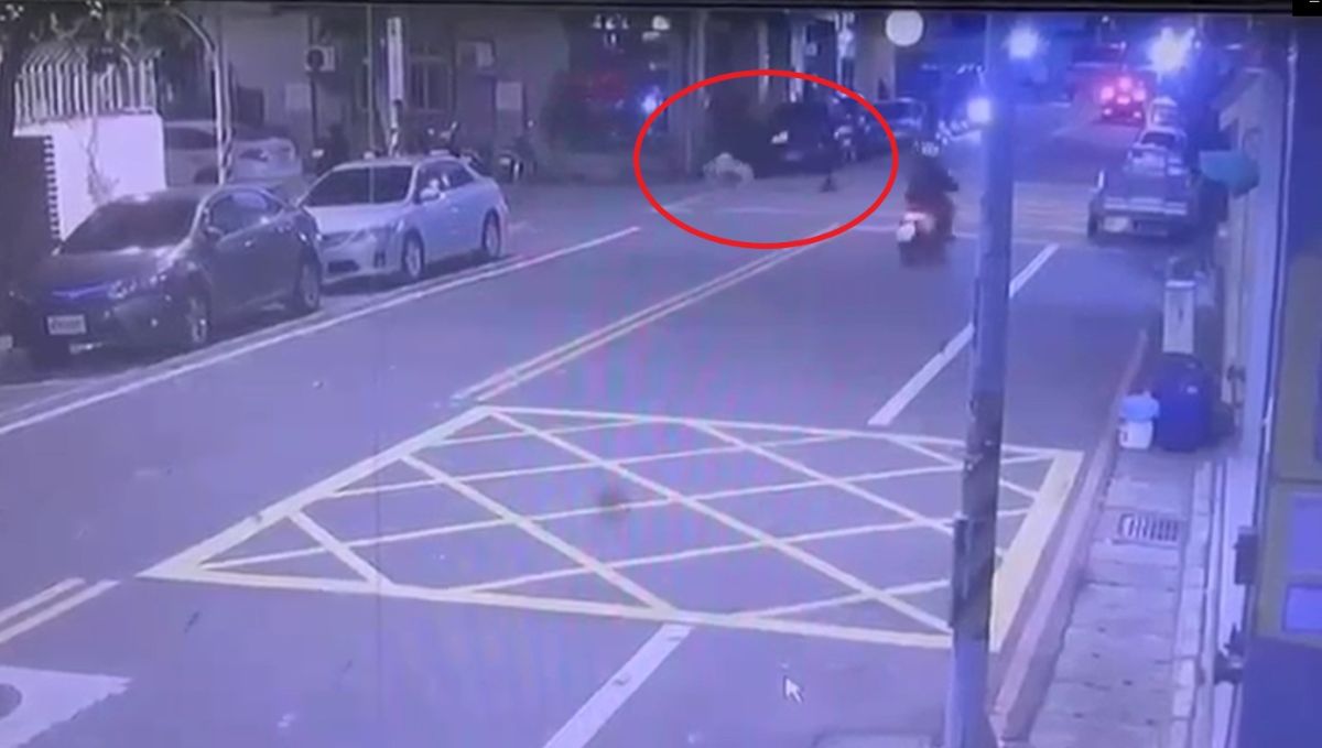 ▲桃園黑幫「黑人家族」、綽號「黑人」的55歲角頭老大郭信一，2日傍晚17點20分，從桃園區泰昌十街的住所外出倒垃圾時，遭人近距離連轟6槍身亡。（圖／翻攝記者爆料網）