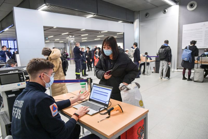 ▲中國新冠疫情嚴峻，越來越多國家對中國入境航班實施限制。（圖／美聯社／達志影像）