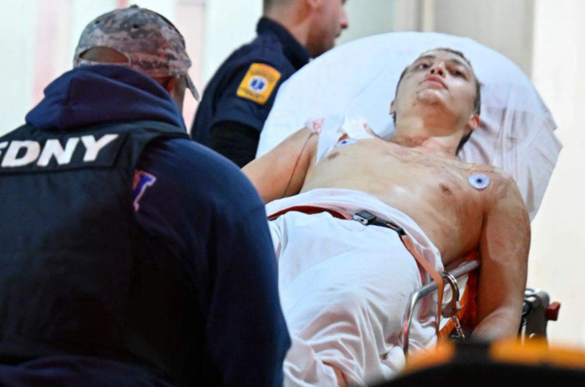 ▲一名19歲男子跨年夜在紐約時報廣場外圍持刀襲警，3名員警受傷。執法單位調查發現，這名來自緬因州的嫌犯具伊斯蘭極端主義背景，特地在跨年前到紐約鎖定攻擊警方。（圖／翻攝自紐約郵報）