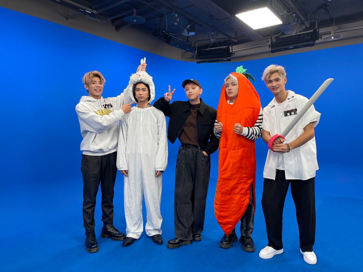 ▲FEniX錄製「少年出任務」，輸家扮演兔子、紅蘿蔔超萌，左起為峻廷、MAX、家齊、承隆、浦洋。（圖／《NOWnews今日新聞》攝影中心）