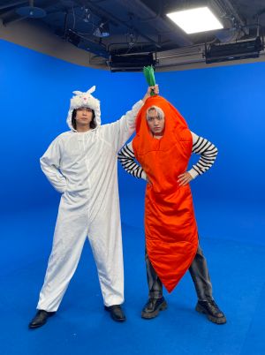 ▲FEniX的MAX、承隆分別扮演邦妮兔跟紅蘿蔔,上街為《NOWnews今日新聞》IG、YT衝高訂閱數。(圖/《NOWnews今日新聞》攝影中心) ▲FEniX的MAX、承隆分別扮演邦妮兔跟紅蘿蔔,上街為《NOWnews今日新聞》IG、YT衝高訂閱數。(圖/《NOWnews今日新聞》攝影中心)