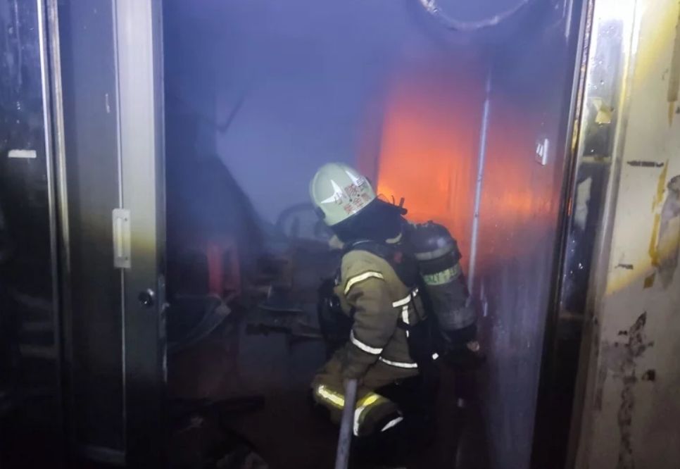 ▲今（3）日凌晨3點多，高雄前鎮區興旺路1棟鐵皮民宅發生火警，警消人員獲報趕赴現場，在民宅房間內的床上發現一具焦屍，無法辨識身份，明顯死亡。（圖／翻攝畫面）