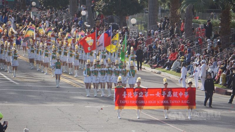 ▲北一女中樂儀旗隊125名學生代表台灣參加美國加州的玫瑰花車遊行，獲得現場觀眾熱烈歡迎。中央社記者林宏翰洛杉磯攝 112年1月3日