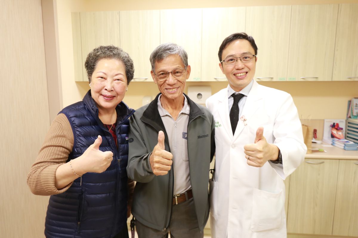 ▲黃姓患者(中)與妻子特別利用回診時間分享得獎消息，並向王宇澄主任表達感謝之意(圖／醫院提供2023.1.3)