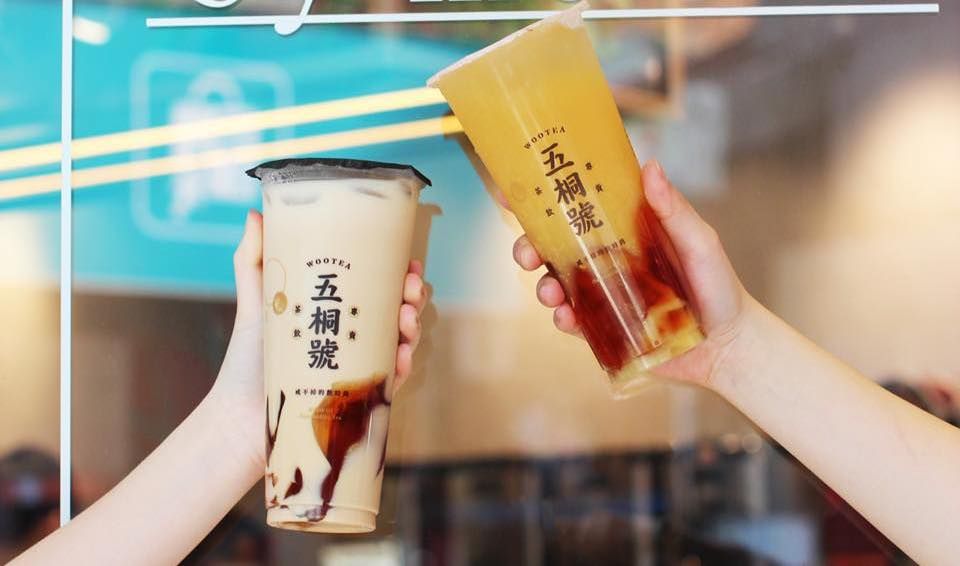 ▲連假開工不憂鬱，手搖飲「買1送1」快跟上！烏弄UNOCHA和五桐號WooTea推出買1送1，烏弄新年開工推出「7款單品茶買1送1」優惠，五桐號則是Uber Eats限定荔枝冰茶凍飲、 玉堂春茶王「買1送1」。（圖／翻攝自五桐號FB）