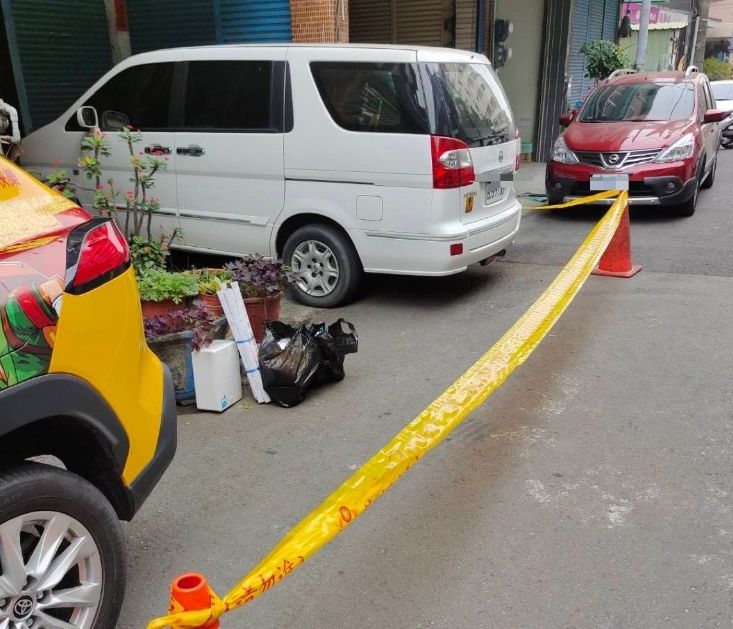 ▲高雄楠梓區惠春街驚見不明爆裂物，警方封鎖現場。（圖／翻攝畫面）