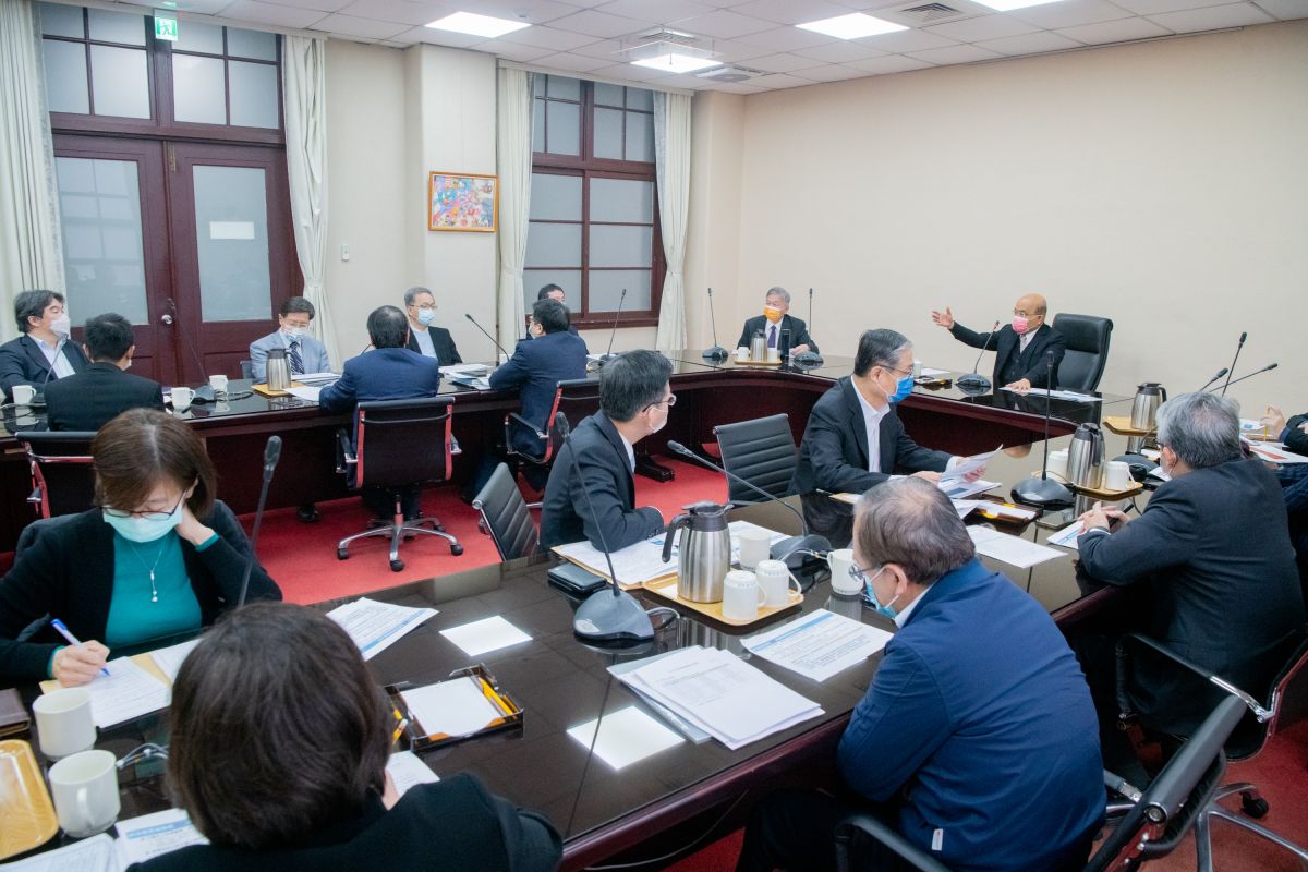 ▲有鑑於中國疫情爆發，蘇貞昌請指揮中心在執法公平性的考量下，研議自中國啟程經香港、澳門轉機抵台的旅客，採行適當的檢疫措施。（圖／行政院提供）