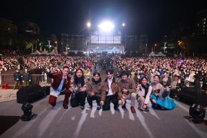 ▲2023公益慈善跨年晚會全場大合照。（圖／品牌提供）