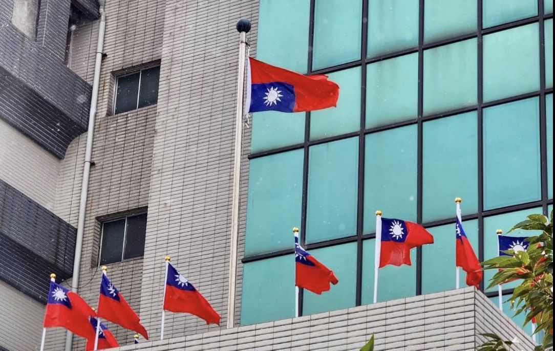 ▲何志偉接獲陳情，提到北投區公所在今年第一天上班日就出現國旗反掛。（圖／翻攝自何志偉臉書）