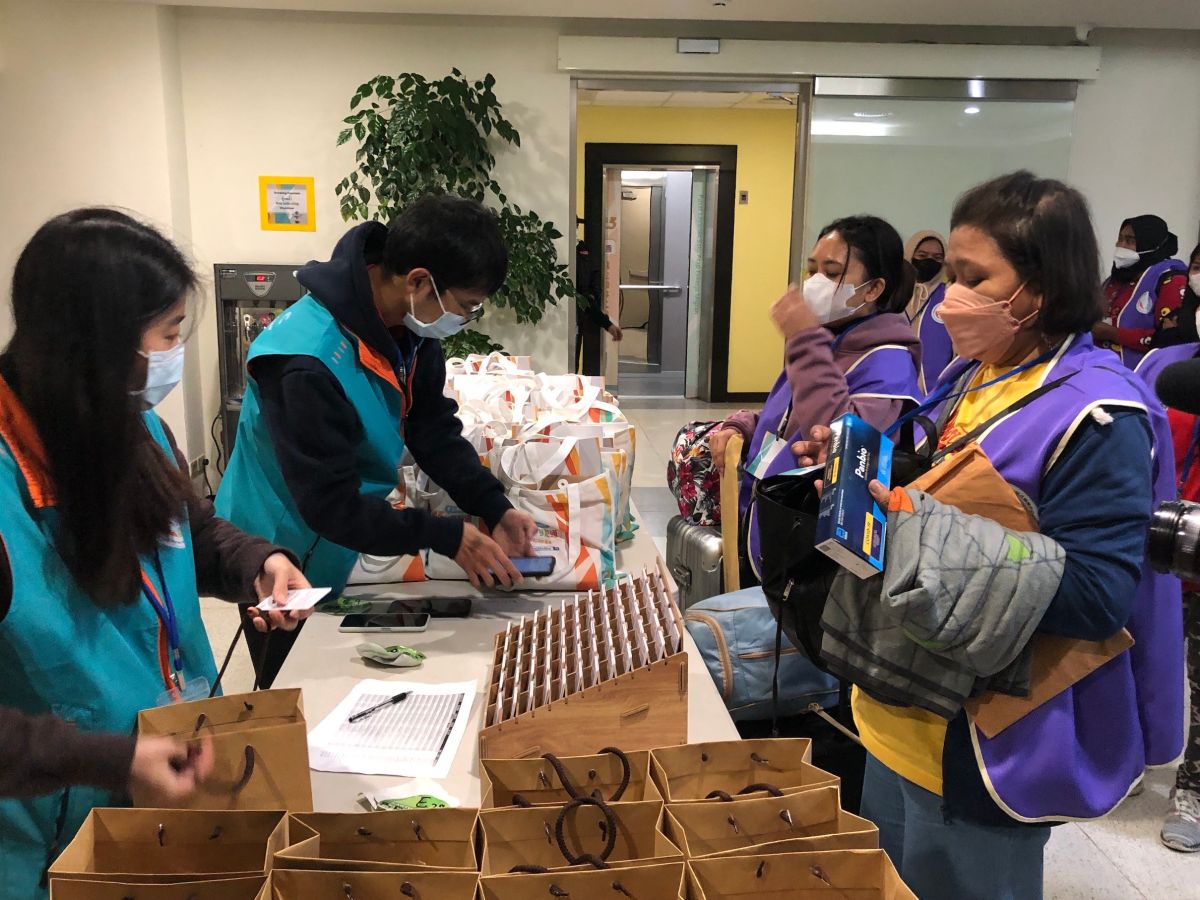 ▲一站式服務中心雙語人員（左）接待移工入住。（圖／報系資料照）