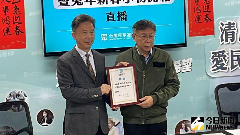 ▲民眾黨3日上午舉行秘書長交接儀式,由前駐外大使、柯市府涉外事務總監周台竹(左)接任秘書長一職,並透露將於今年春季安排黨主席柯文哲訪美。(圖/記者丁上程攝,2023.01.03)