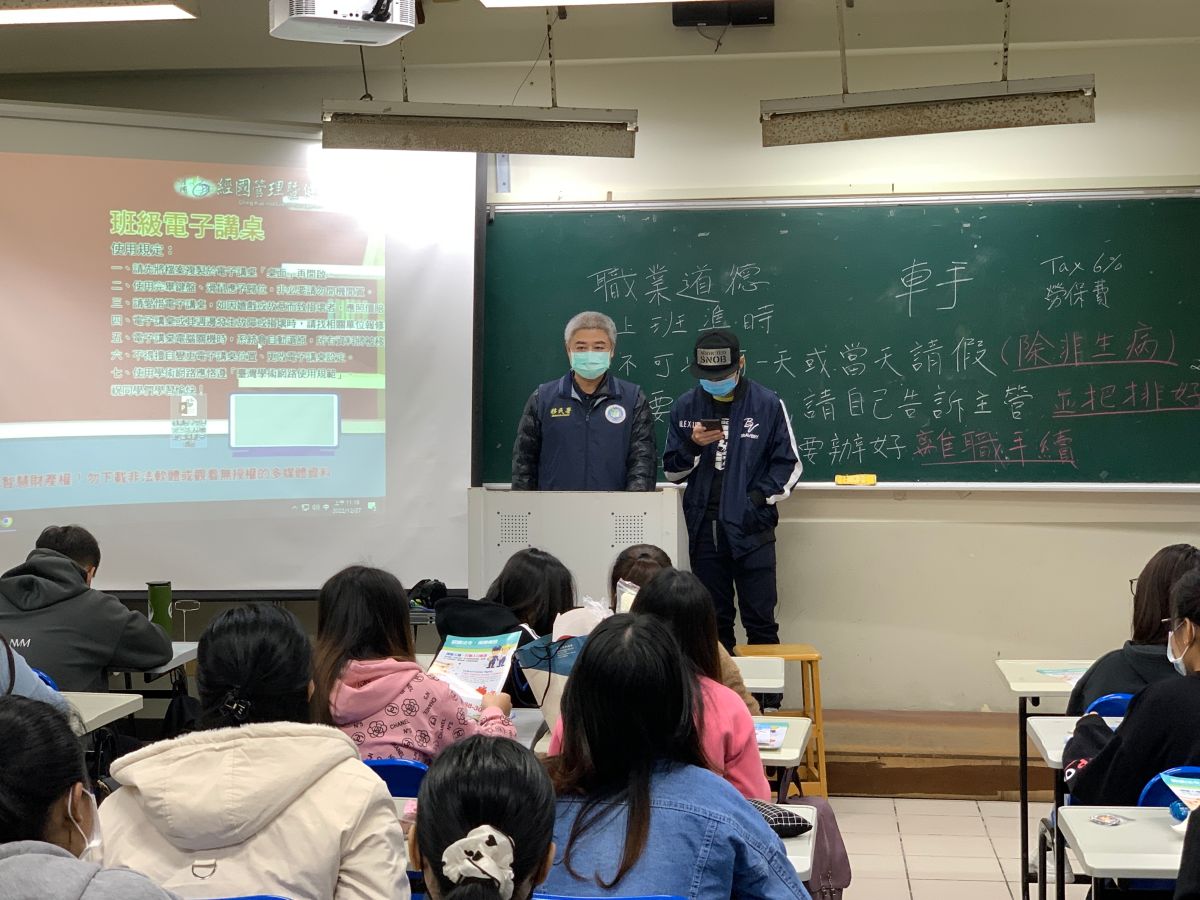 ▲移民署基隆市服務站移民官向印尼籍學生說明畢業後留台求職居留相關問題及反詐騙宣導。（圖／移民署）