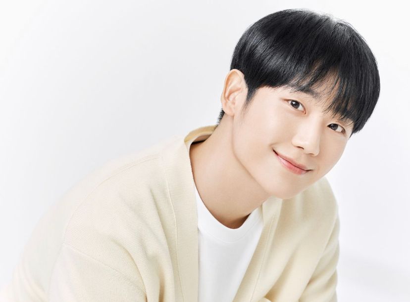 ▲2023第1位來台韓星出現了，有「國民年下男」之稱的暖男系韓國人氣男演員丁海寅，本週應路易威登邀請來台參加台北101旗艦店慶祝酒會。（圖／FNC Entertainment提供) 