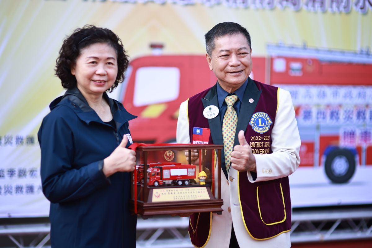 ▲國際獅子會300-D2區總監李啟宏捐贈消防車給高雄市副秘書長陳盈秀代為接受。（圖／獅子會300-D2區提供） 