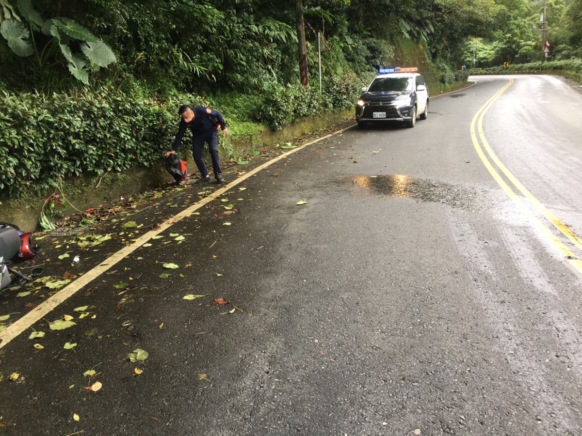 ▲黃男無照騎車載著趙姓女友（30歲）上北宜公路兜風，不料途中卻意外失控，導致2人當場噴飛。（圖／翻攝畫面）