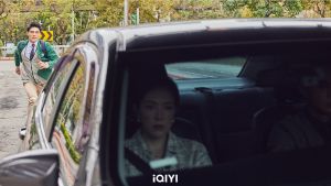 ▲陳昊森追車跑壞一雙皮鞋。(圖/愛奇藝國際站提供) ▲陳昊森追車跑壞一雙皮鞋。(圖/愛奇藝國際站提供)