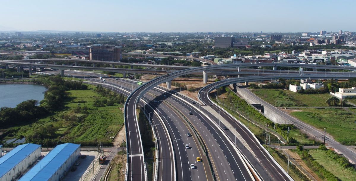 ▲高公局預計9日下午3點提前通車啟用新完成的國2甲線，未來民眾可以經由國道2號直接銜接台15線上下國道。（圖／高公局提供）