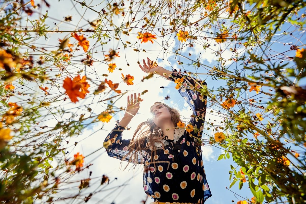 ▲2023 春夏，溫潤的色彩比例將逐漸拉高，呼應後疫情時代的人們樂觀展望的心情，如日暮黃、蜂巢色、香草蛋糕色、燕麥奶色等，並配合復古粉嫩色系如野玫瑰、落日色、橙色、月光石色等勾畫出柔和女人味。（圖／品牌提供）