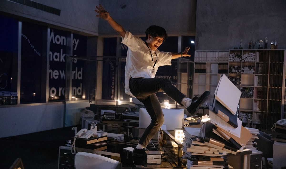 ▲《他馬克老闆》盧廣仲抓狂狠砸辦公室。（圖／華映娛樂提供）