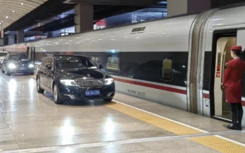 ▲近日有中國網友拍到有私家車開上高鐵月台的畫面，引起熱議。（圖/推特@jakobsonradical）