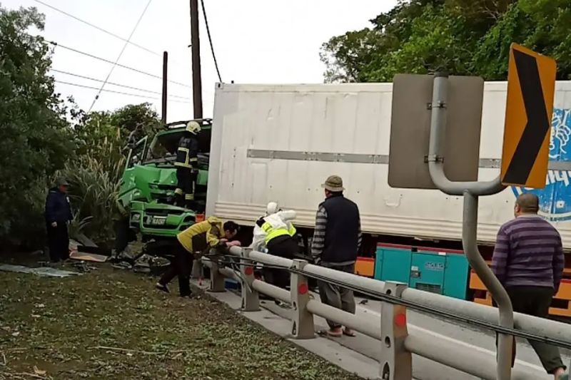 ▲台9線北上115.7K路段處，今（4）日早上7點左右，一輛砂石車與大貨車不明原因對撞，車禍造成現場全線封閉，車流嚴重回堵。（圖／翻攝自路況群@共享路況資訊）