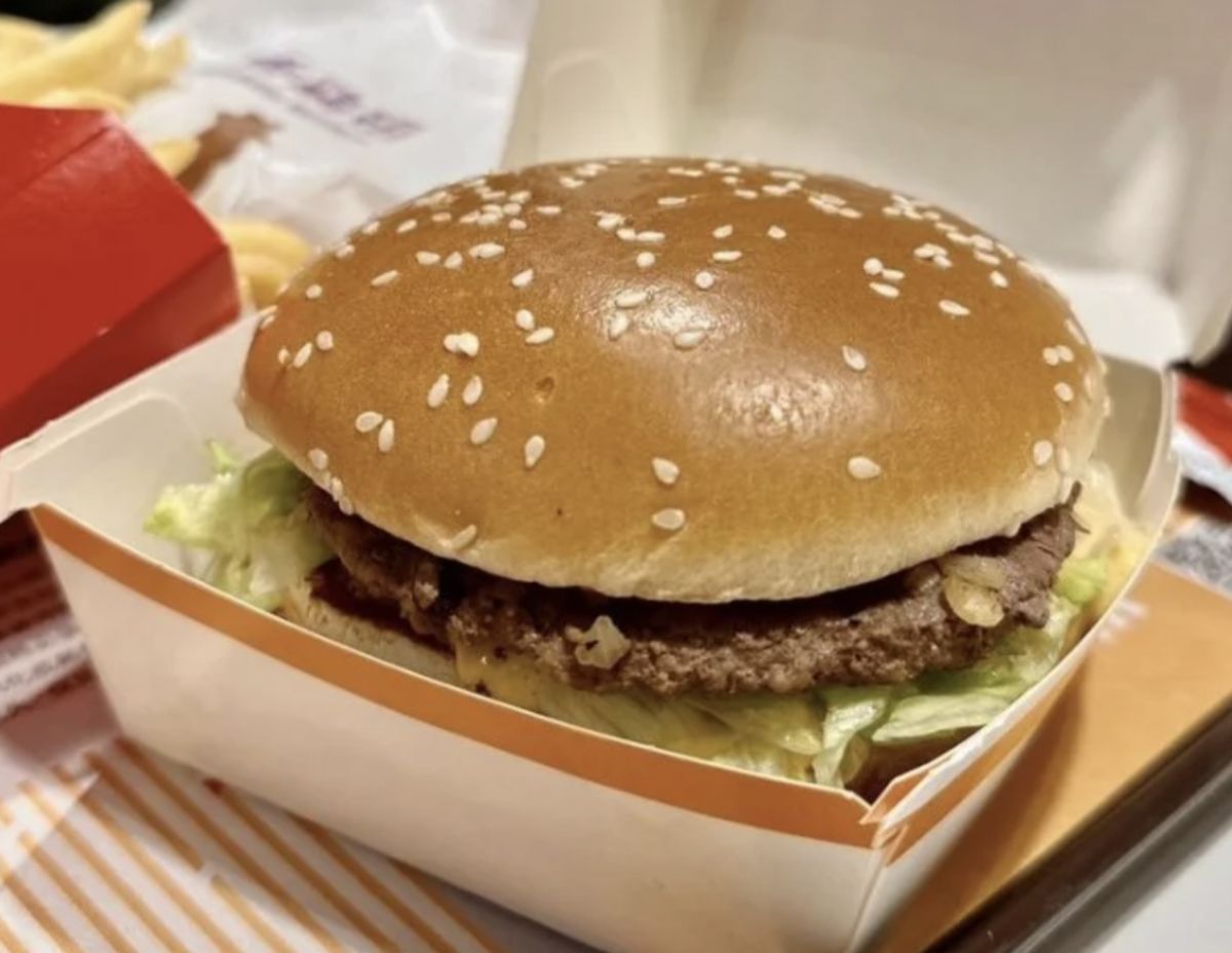 ▲網友購買麥當勞大麥克漢堡，結果發現麵包似乎有改變，變成油油亮亮的模樣。（圖/Dcard）