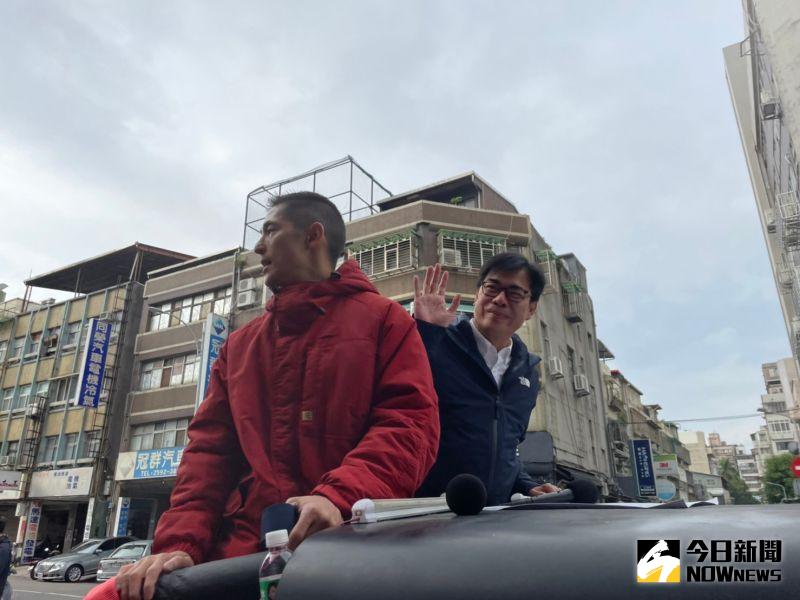▲陳其邁今日陪同吳怡農於中山區進行車隊掃街。(圖/記者黃宣尹攝,2023.01.04)