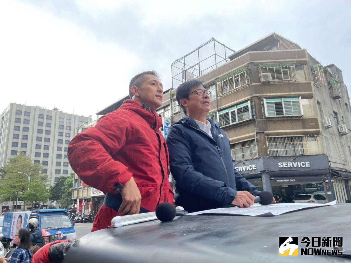 ▲陳其邁今日陪同吳怡農於中山區進行車隊掃街。（圖／記者黃宣尹攝，2023.01.04）