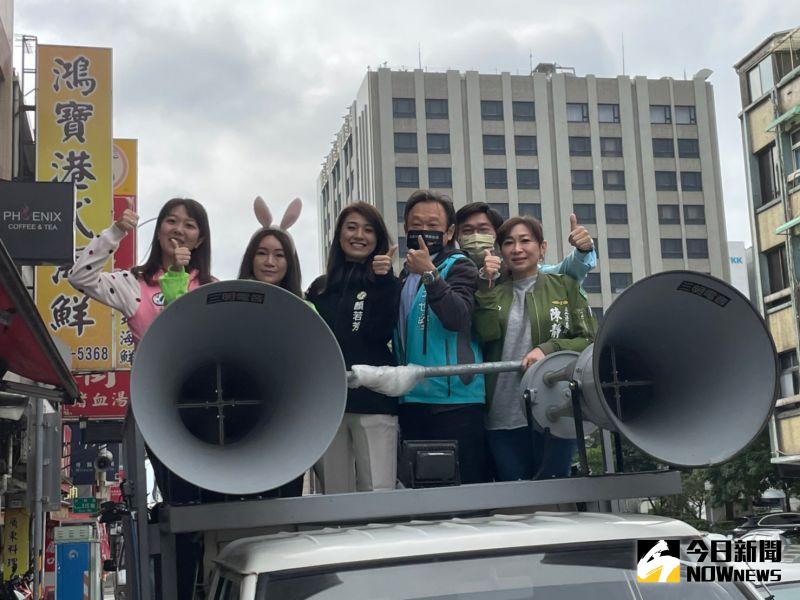 ▲由顏若芳領銜,包含立委陳靜敏、議員張文潔、王世堅、陳怡君等人都陪同吳怡農車隊掃街。(圖/記者黃宣尹攝,2023.01.04)