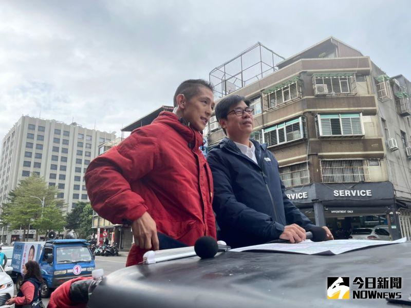 ▲陳其邁同樣在4日陪同吳怡農車隊掃街,與賴清德為此次立委補選中,唯二出面站台的綠營大咖。(圖/記者黃宣尹攝)
